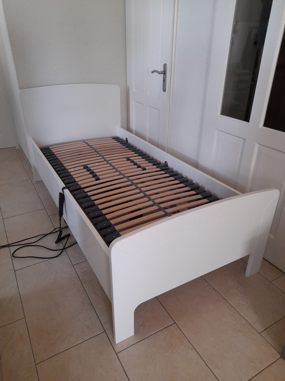 Zeer stevig elektrisch verstelbaar 1P. bed 90 x 200 (in goede nette staat)