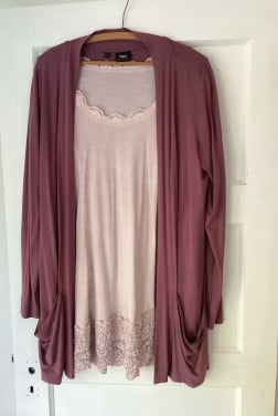 Mooi setje vestje nog nieuw met  jurkje XL kan ook apart gekocht worden