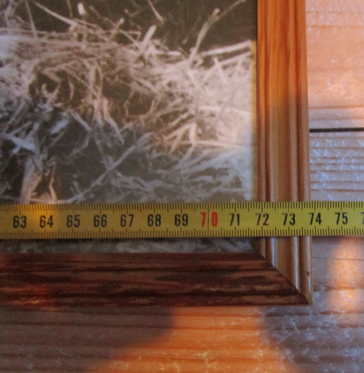 Lijst met moeder en kind achter ontspiegeld glas 74x54cm.