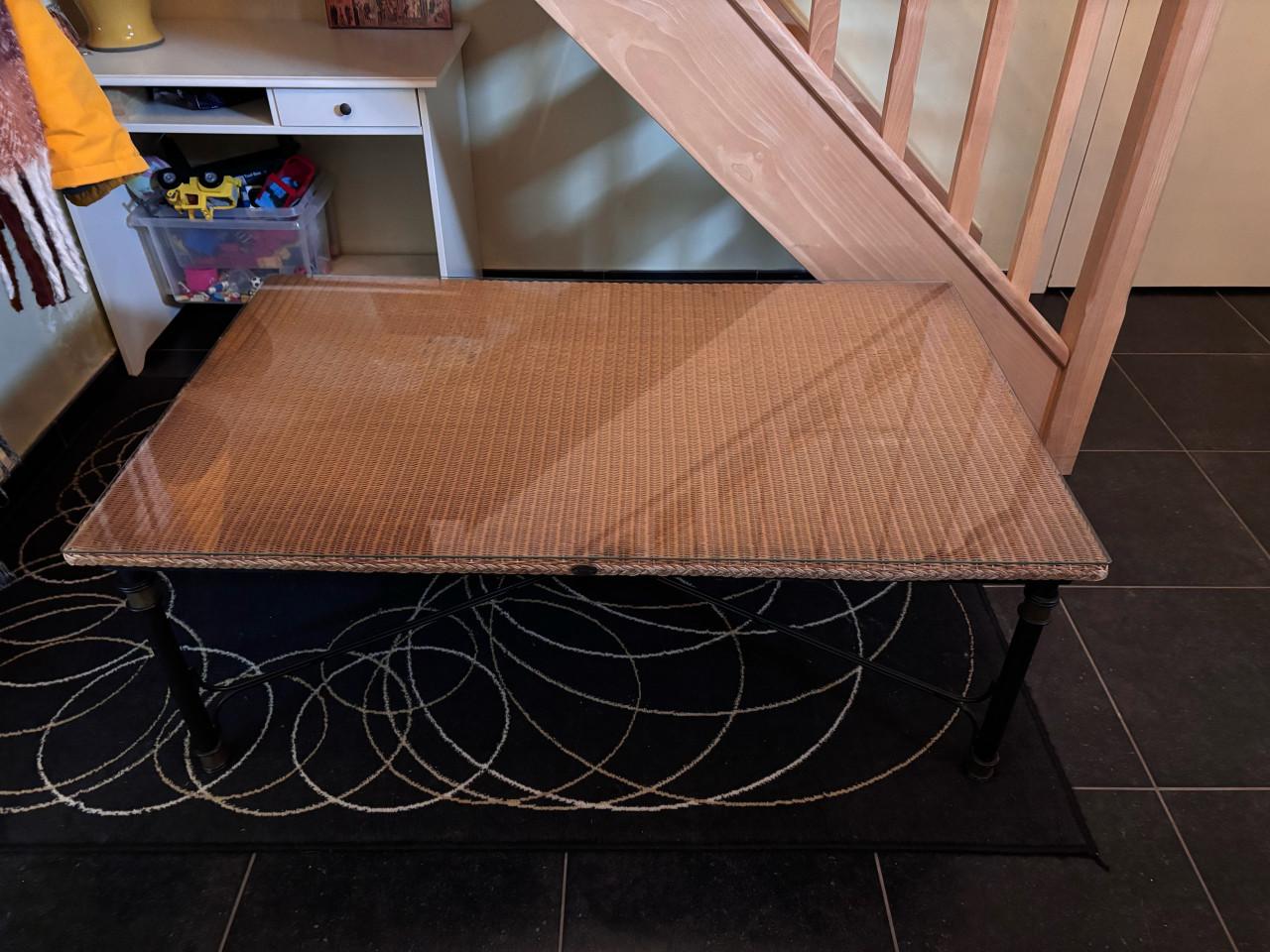 Gratis! tafel met glazen blad.