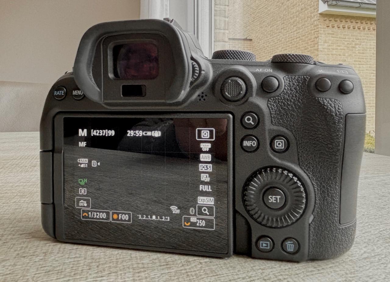 Canon R6 - 6000 clicks + 3 extra accu’s + 64GB geheugenkaart —- als nieuw