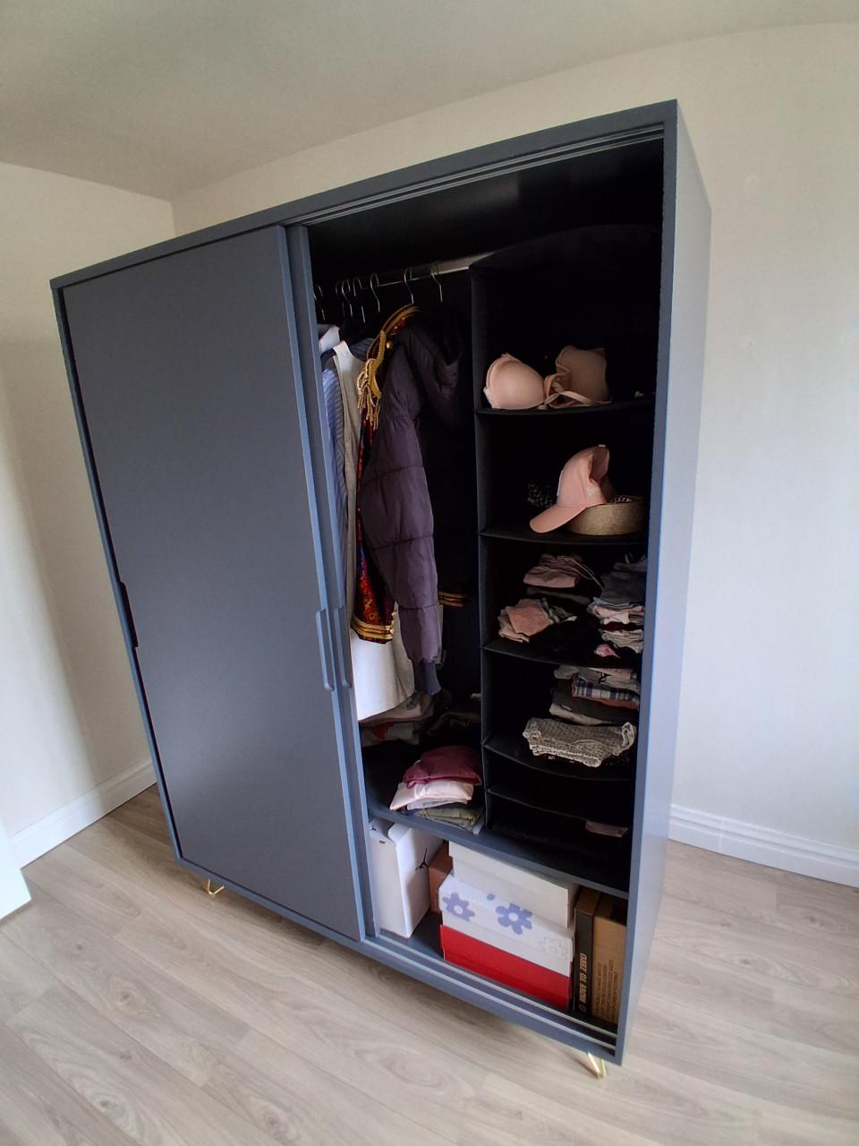 Kleding kast donkergrijs, van MADE