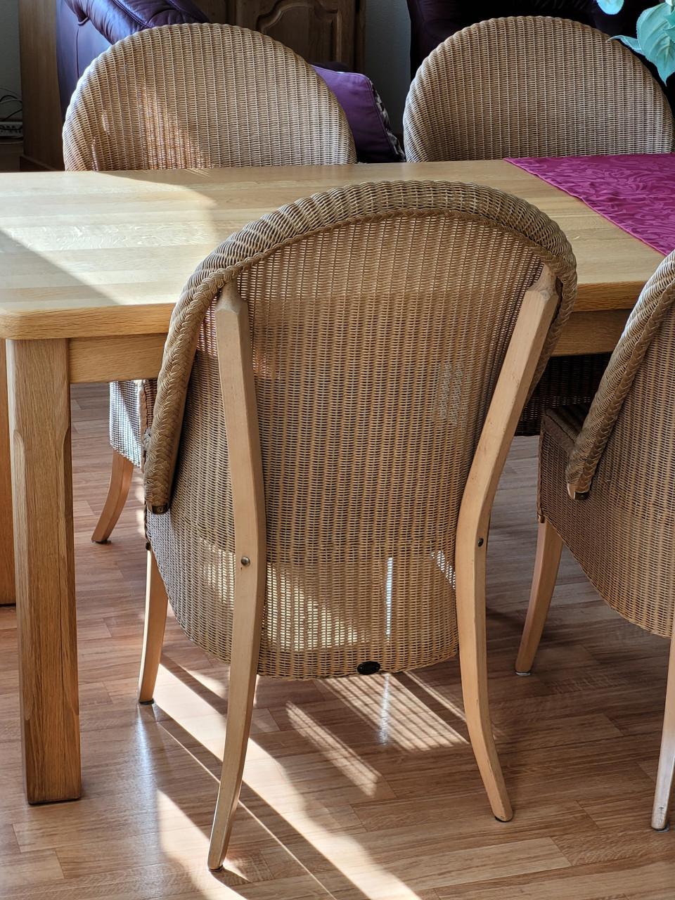 Tafel met 4 stoelen