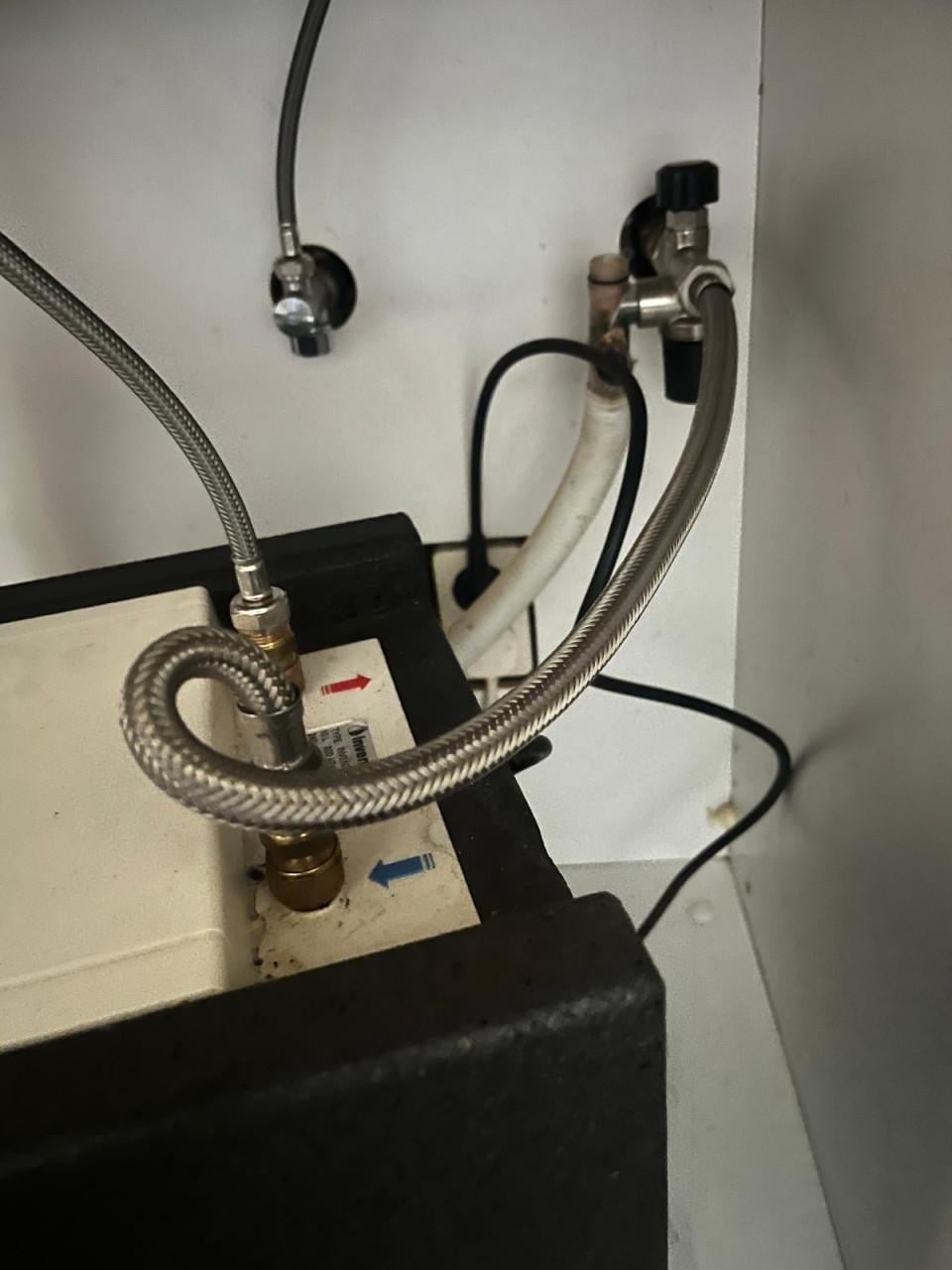 Inventum Q10 close-in of plint keukenboiler.