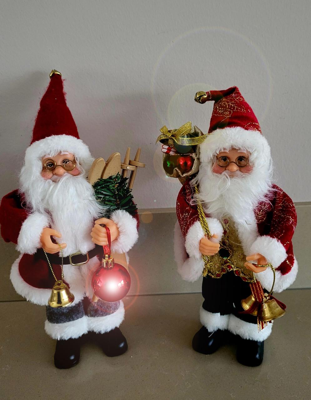 2 verschillende Kerstmannen 28 cm hoog (zo goed als nieuw)