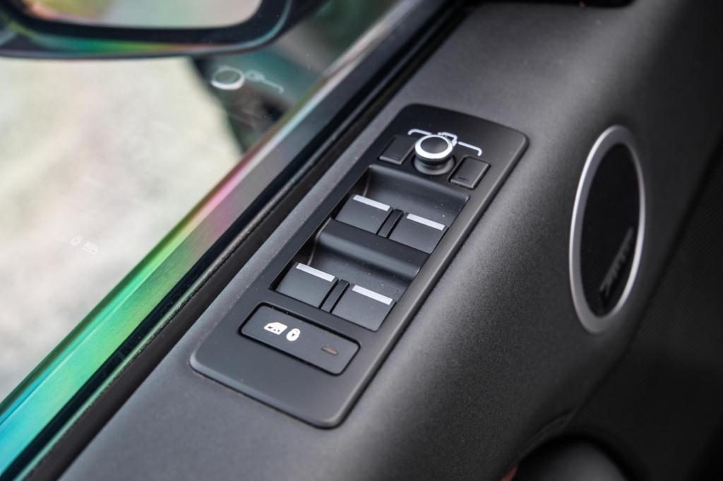 Land Rover Discovery 3.0 td6 hse grijs kenteken / leer / navi / luchtvering