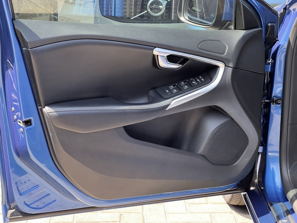 Volvo V40 t3 153pk nordic+sport| standkachel| trekhaak| navi| r-design
