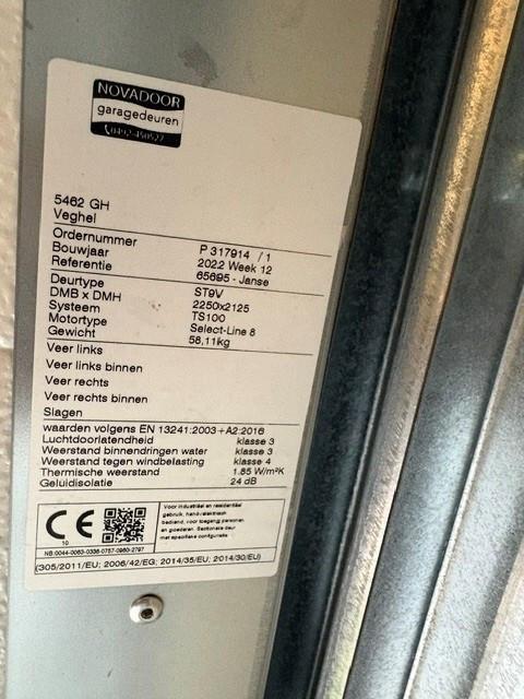 Geïsoleerde sectionale garagedeur in nieuwstaat