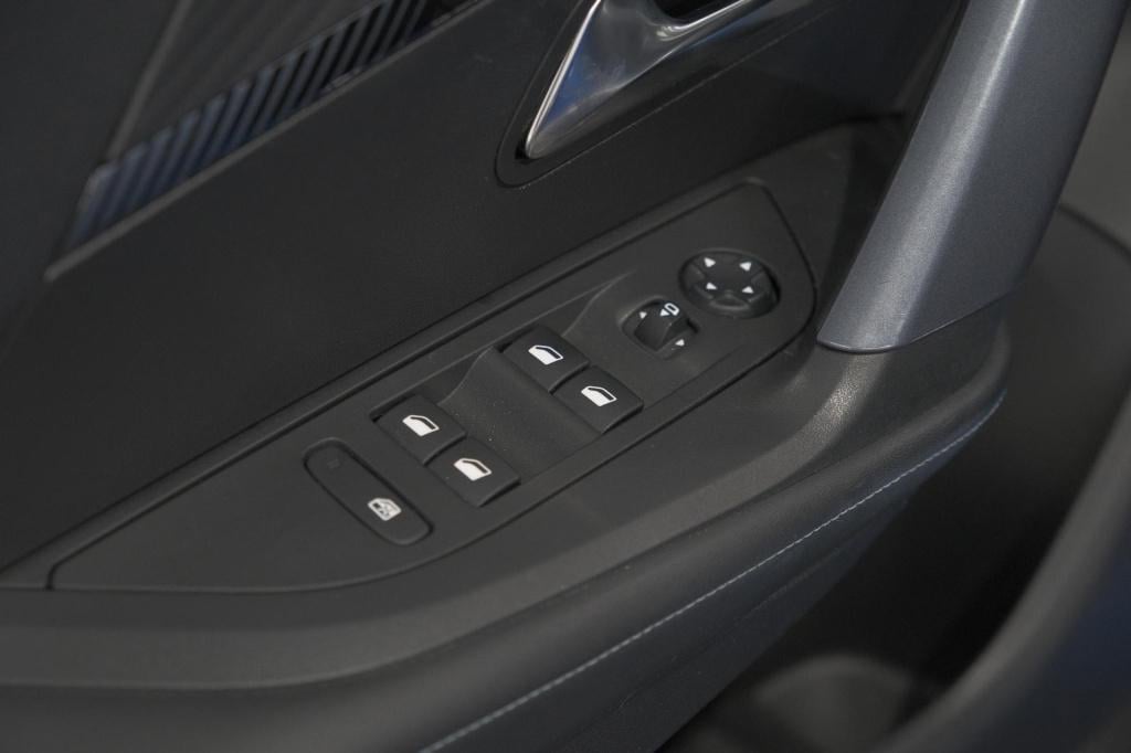 Peugeot 2008 puretech 130 eat8 allure | camera | navigatie | apple carplay 
