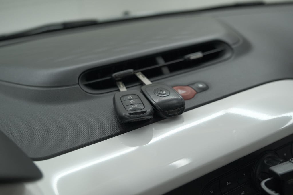 Renault Twingo sce limited | parkeersensoren | bluetooth | airco | 15 inch 