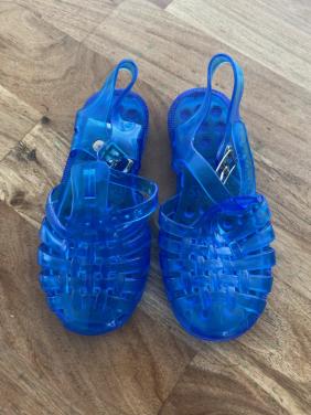 Waterschoenen maat 26-27 en maat 29.