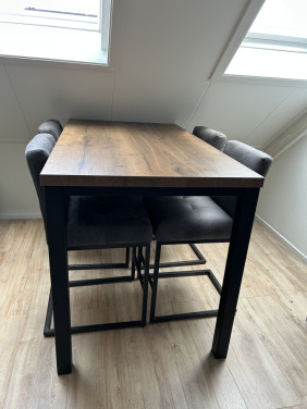 Bartafel met stoelen