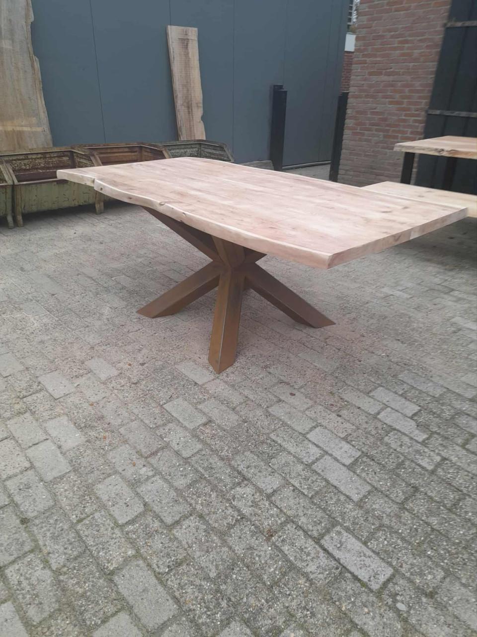 BOOMSTAMTAFEL / TAFEL IN SUARHOUT 200X100 MET ZWARE MATRIXPOOT