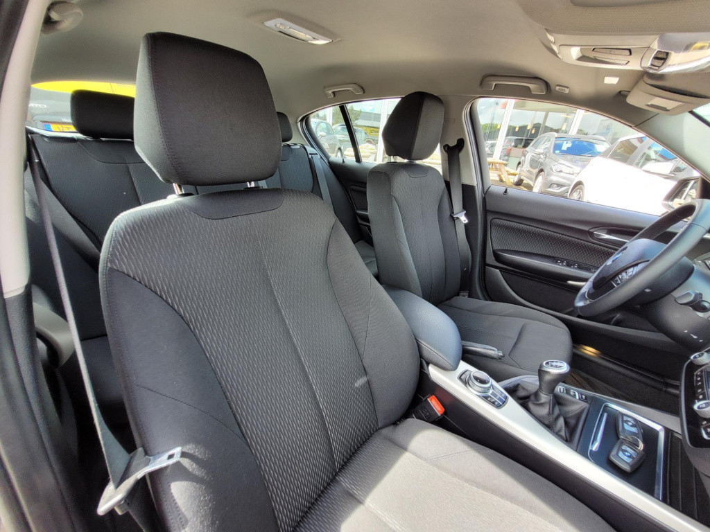 BMW 1 Serie 116i executive advantage . navi climate pdc lm velgen led stoel