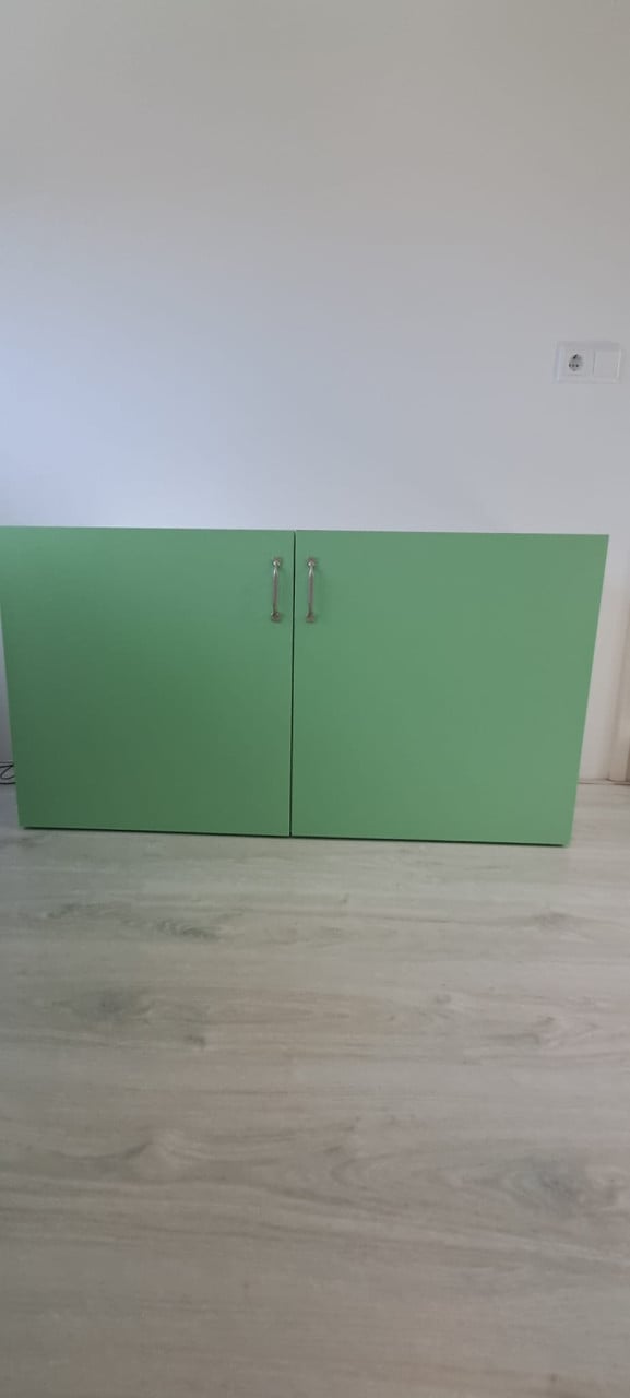 Kast en bureau met gratis stoel