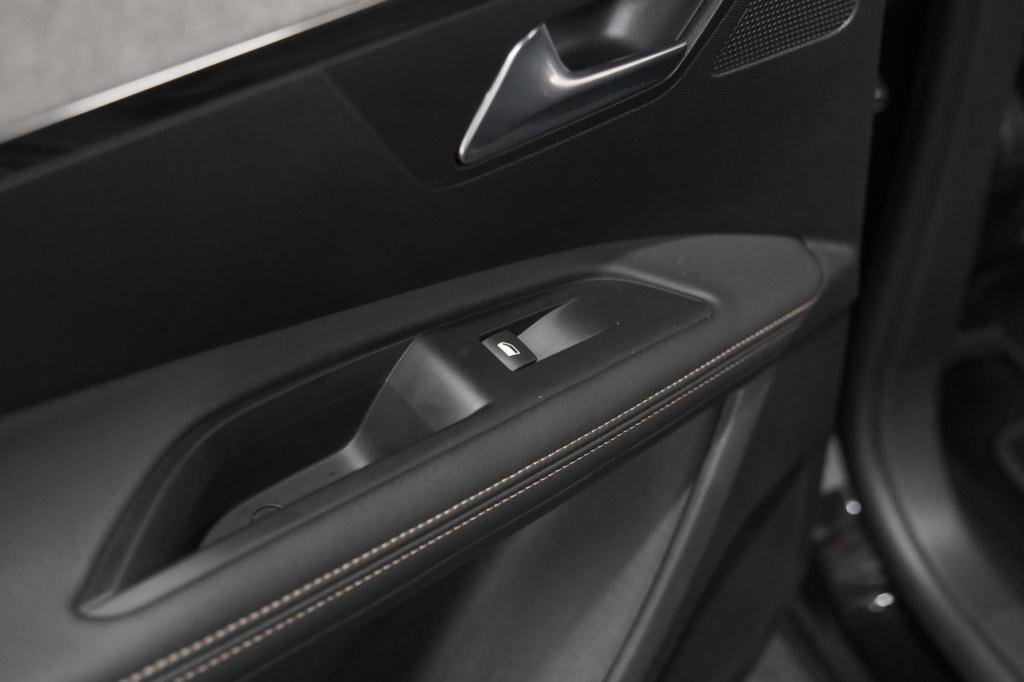 Peugeot 5008 hybrid 136 e-dcs6 gt | camera | dodehoekdetectie | navigatie |