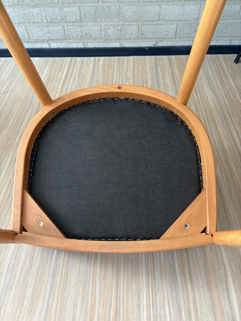 2 vintage beukenhouten armstoeltjes met fijn gevlochten webbing-rugleuning