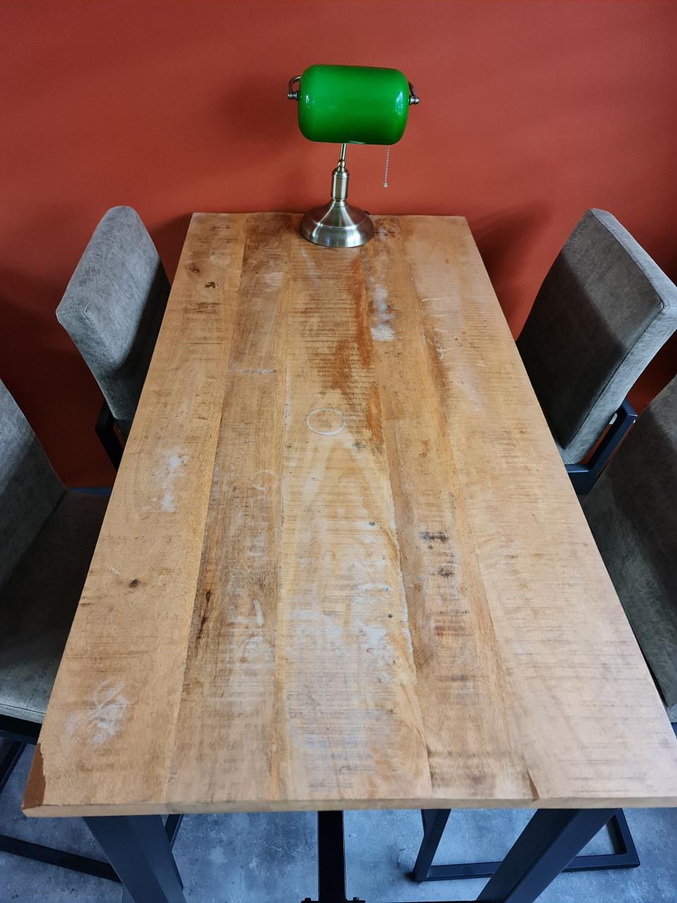 Bartafel met 4 barstoelen