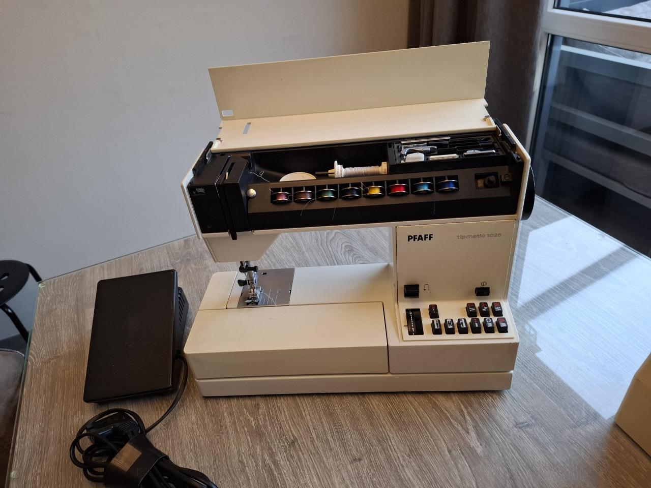 Pfaff tiptronic 1025 Naaimachine met accessoires.