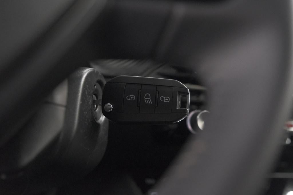 Peugeot 2008 1.2 hybrid 145 allure | apple carplay | climate control | park