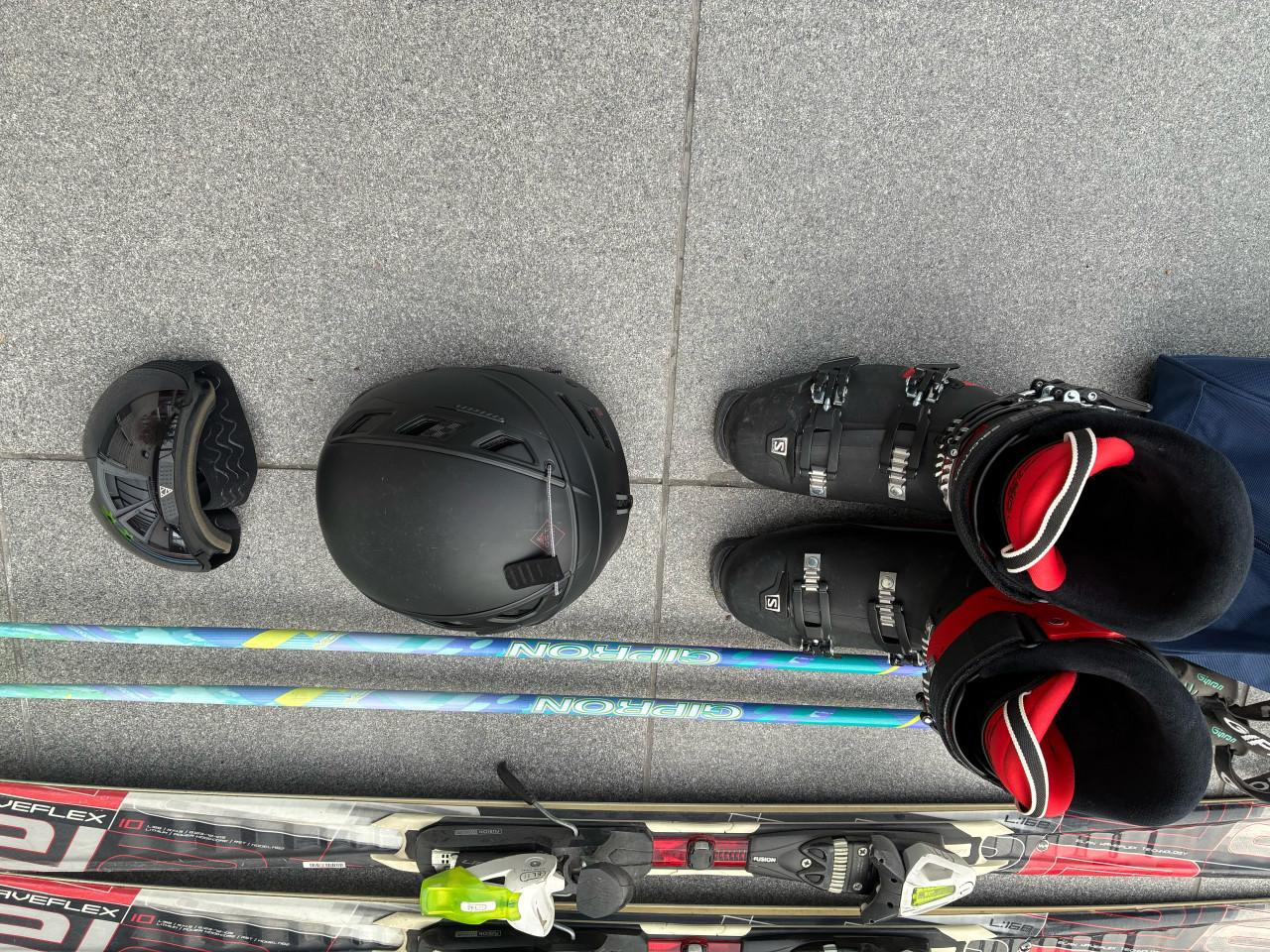 Dames- en heren skiset te koop. Bieden op afzonderlijke items is mogelijk.