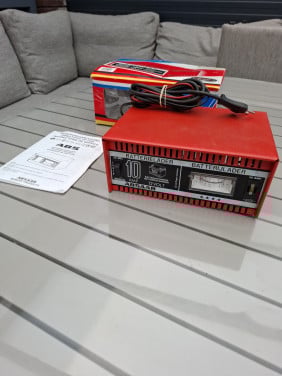Absaar 10 AMP. Lader voor autoaccu 12 Volt,