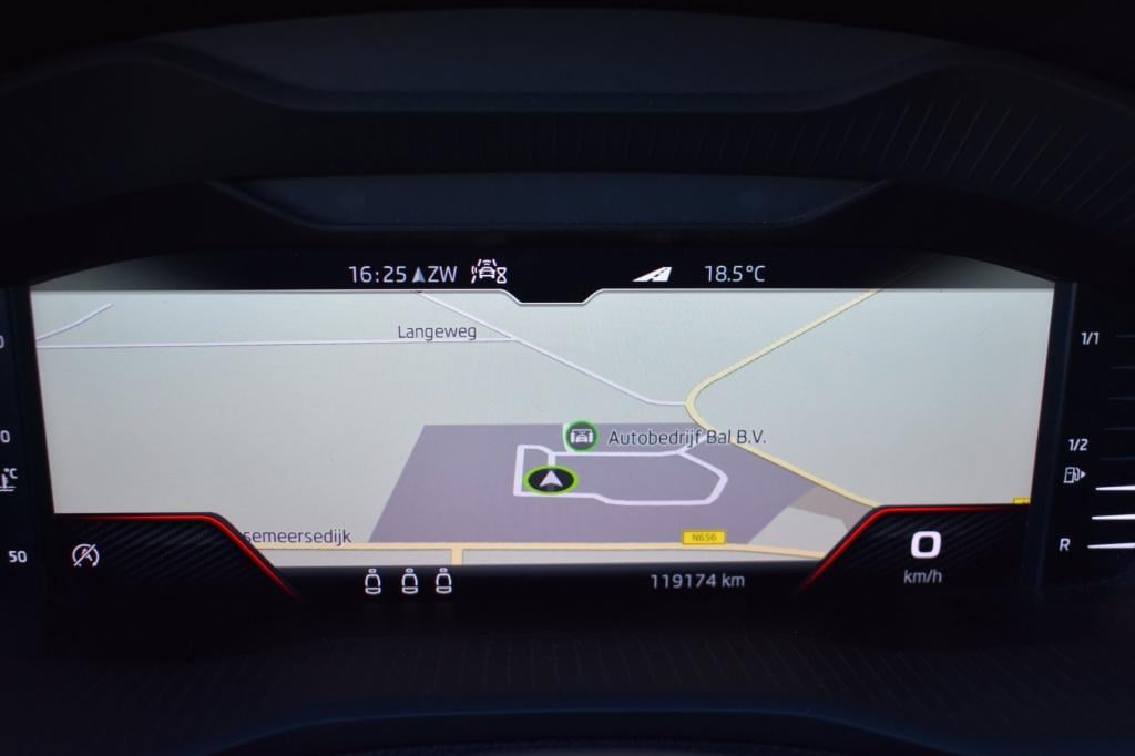 Skoda Karoq 1.5 tsi act sportline | camera | nap | stoelverwarming | apple 