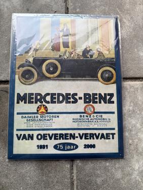 Mercedes benz metalen plaat.