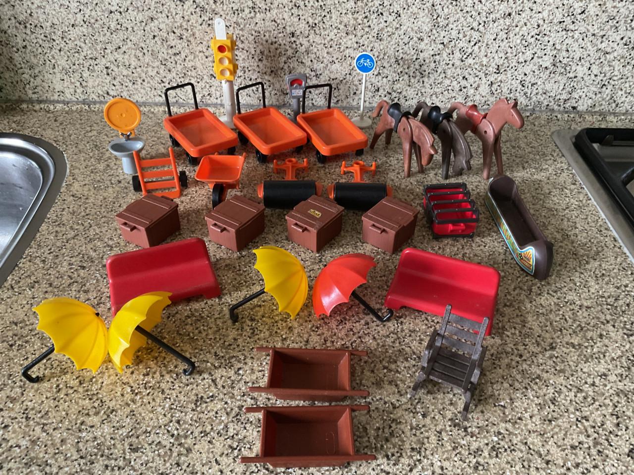 Heel veel Playmobil.  Tandartsenpraktijk, politiebureau, bouwplaats etc.