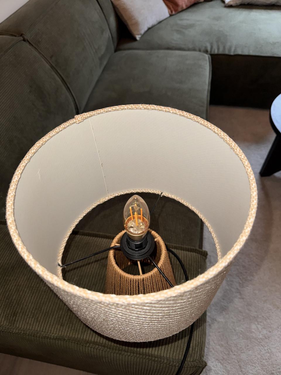 Leuke sfeervolle stalamp met rotan voet