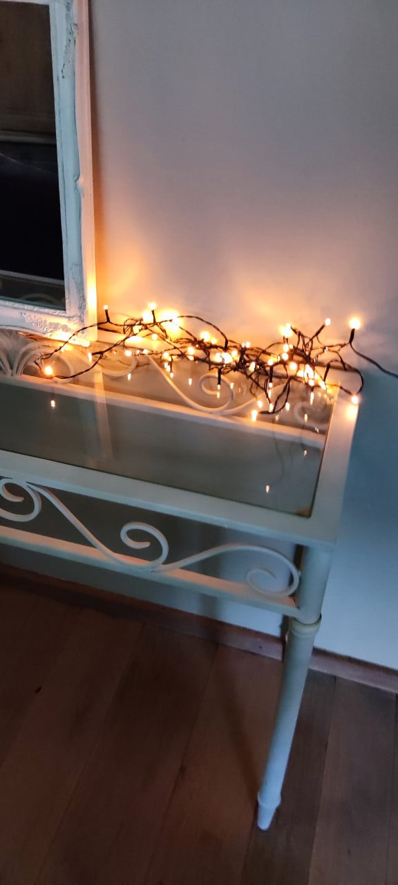 Stevige wit metalen side table / long john met glazen facet blad