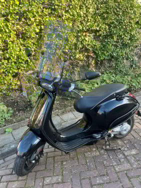 Vespa sprint blauw kenteken scooter brommer