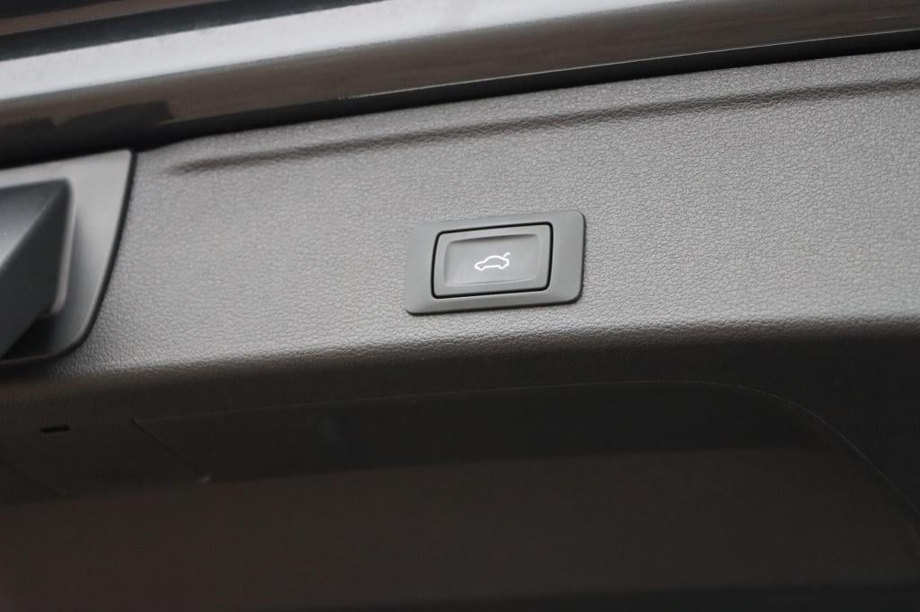 Audi A4 avant 35 tfsi launch edition business 150pk s-tronic