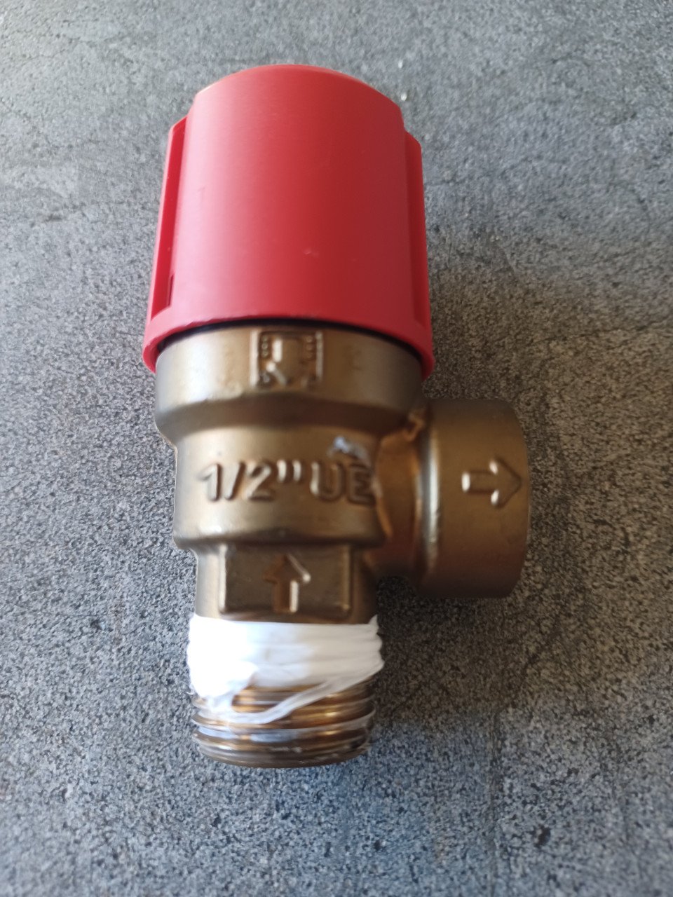 Dit is een overstortventiel van 1/2 inch met een maximale druk van 3 bar,