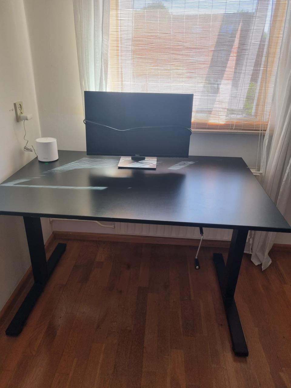 Bureau 80x120 cm. (In hoogte verstelbaar)+ bureaustoel