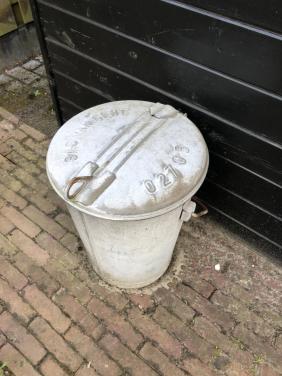 Collectors item zinken vuilnisbak met opschrift SAS VAN GENT