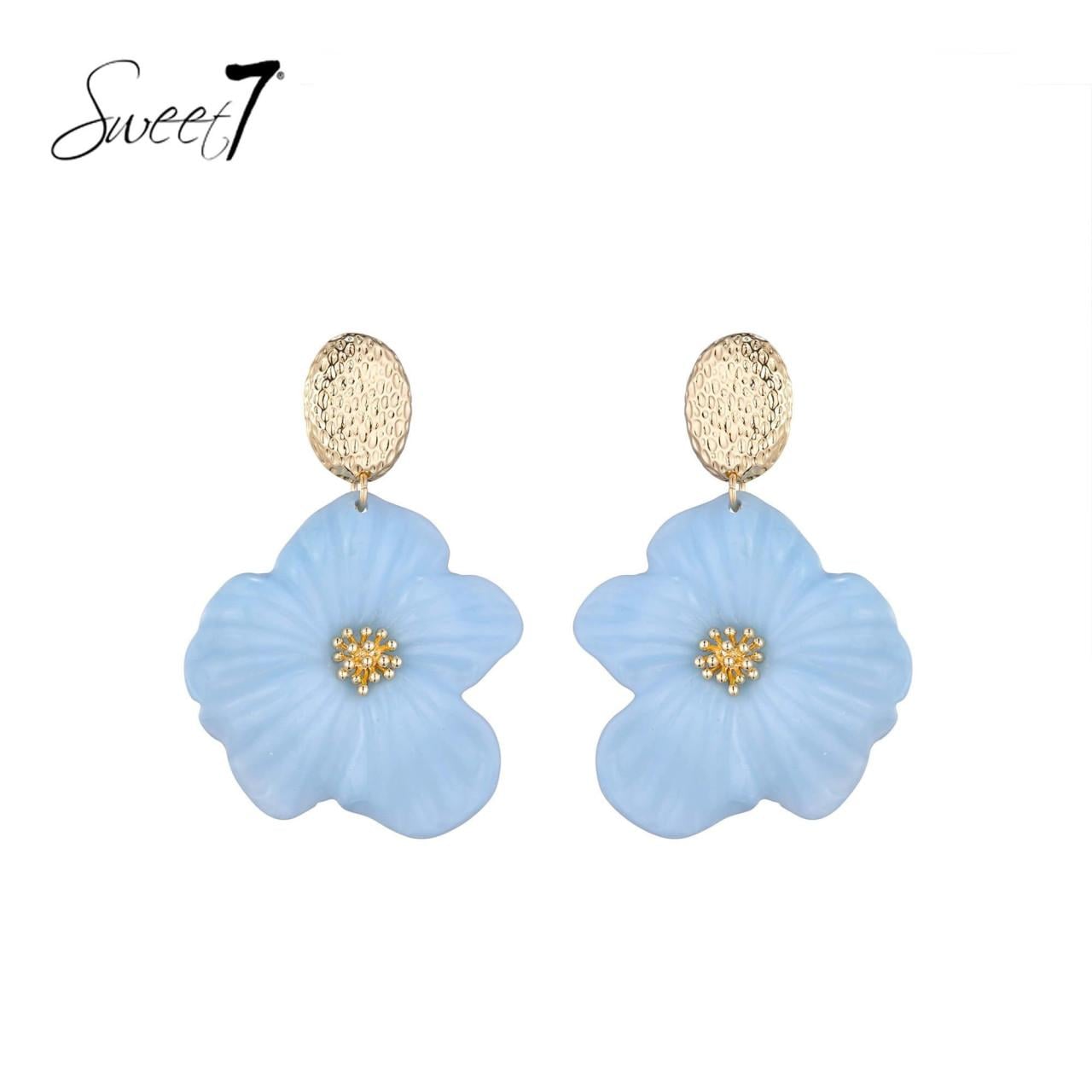 Oorbellen met blauwe bloemen en goudkleurige accenten.