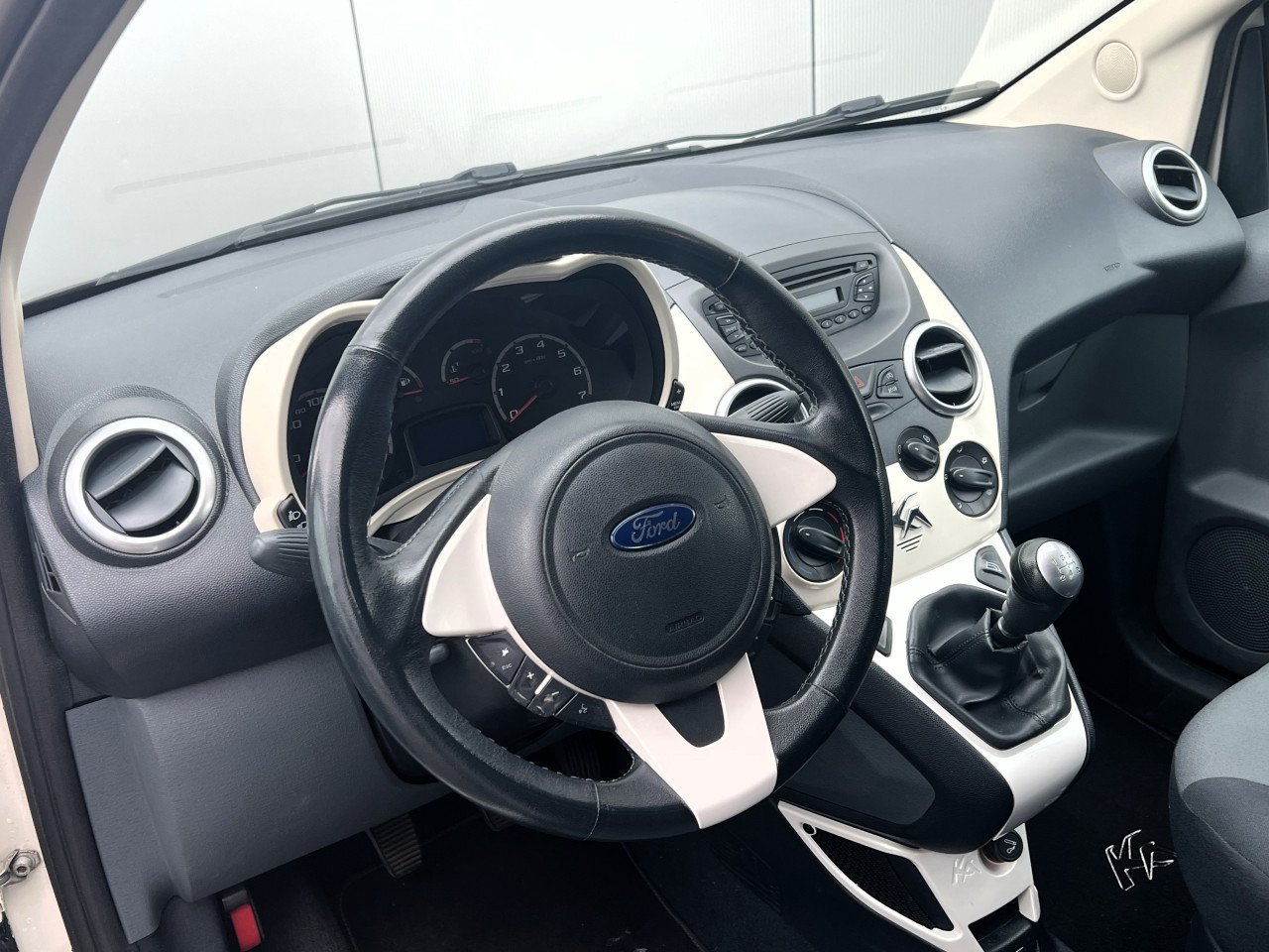 Ford Ka Titanium Parelmoer bouwj. 5-2011 met NAP logisch
