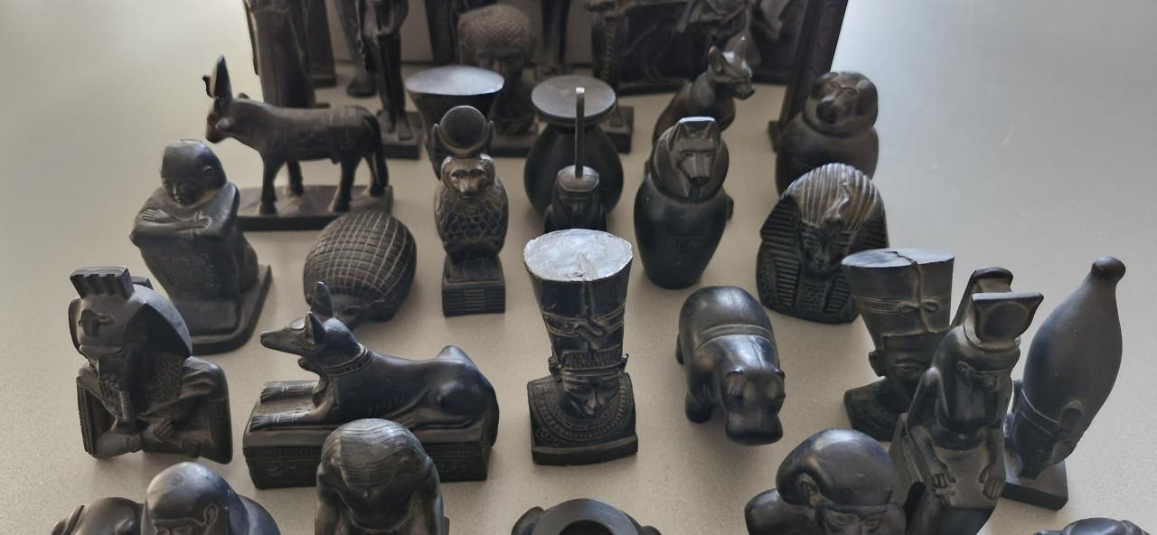 Partij van 48 Egyptische beeldjes uit kunsthars