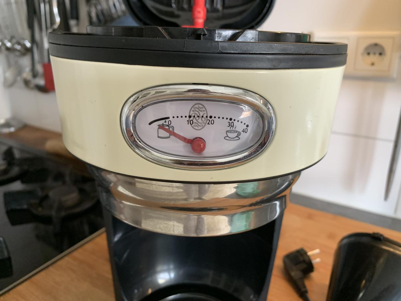 Een Russell Hobbs koffiezetapparaat in crème en zwart