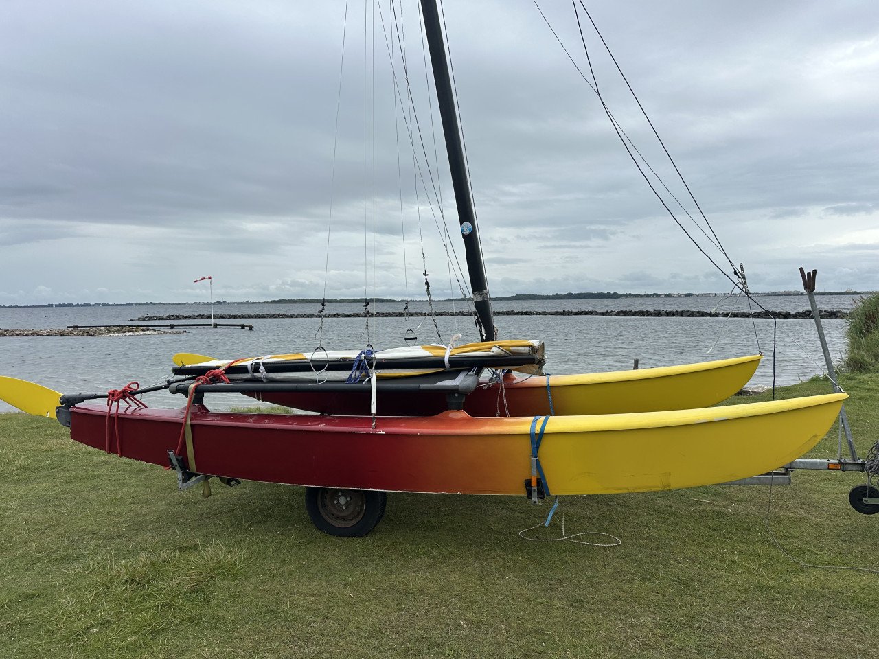 Hobie Cat 16 catamaran met wegtrailer