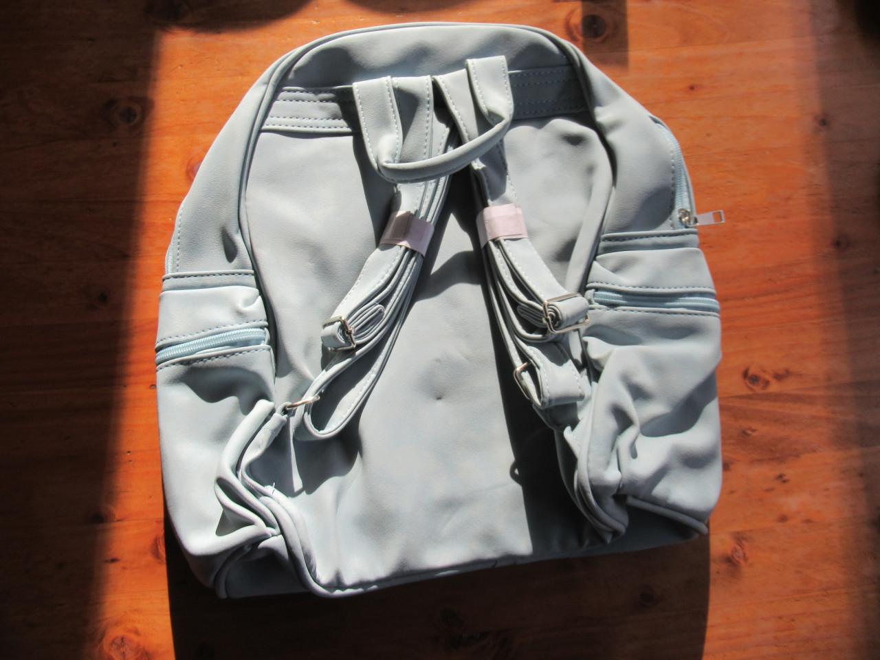 Mooi nieuw licht blauw rugzak/handtas met afsluitbare vakjes