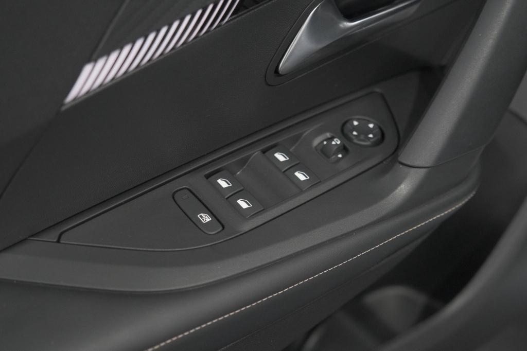 Peugeot 2008 puretech 100 allure | apple carplay | parkeersensoren | climat