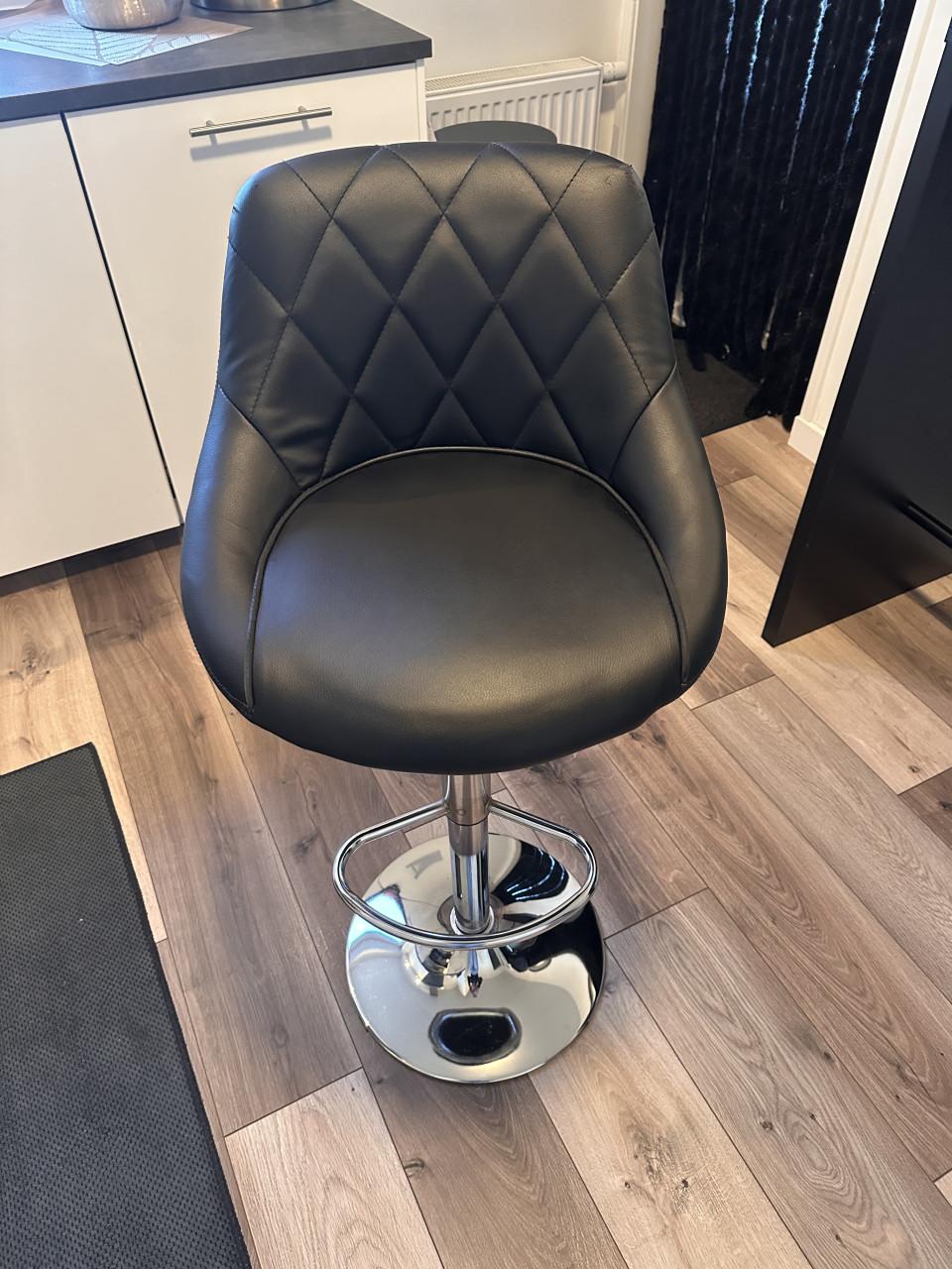 Bartafel met 2 leren stoelen