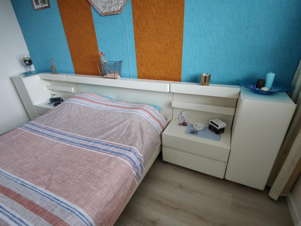 Slaapkamer wit,bed nachtkastjes.kledingkast
