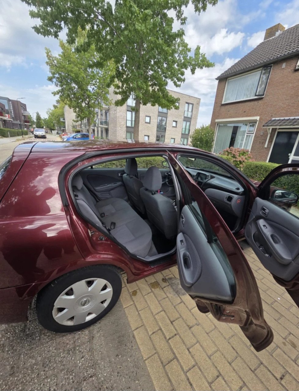 Nissan  Almera 1.5 5D 2003