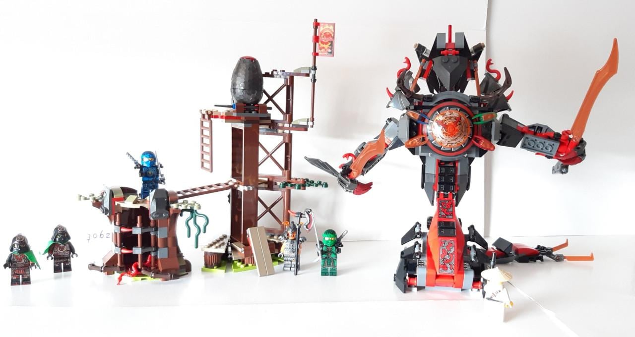 LEGO Ninjago 70626: De Komst van de Iron Doom