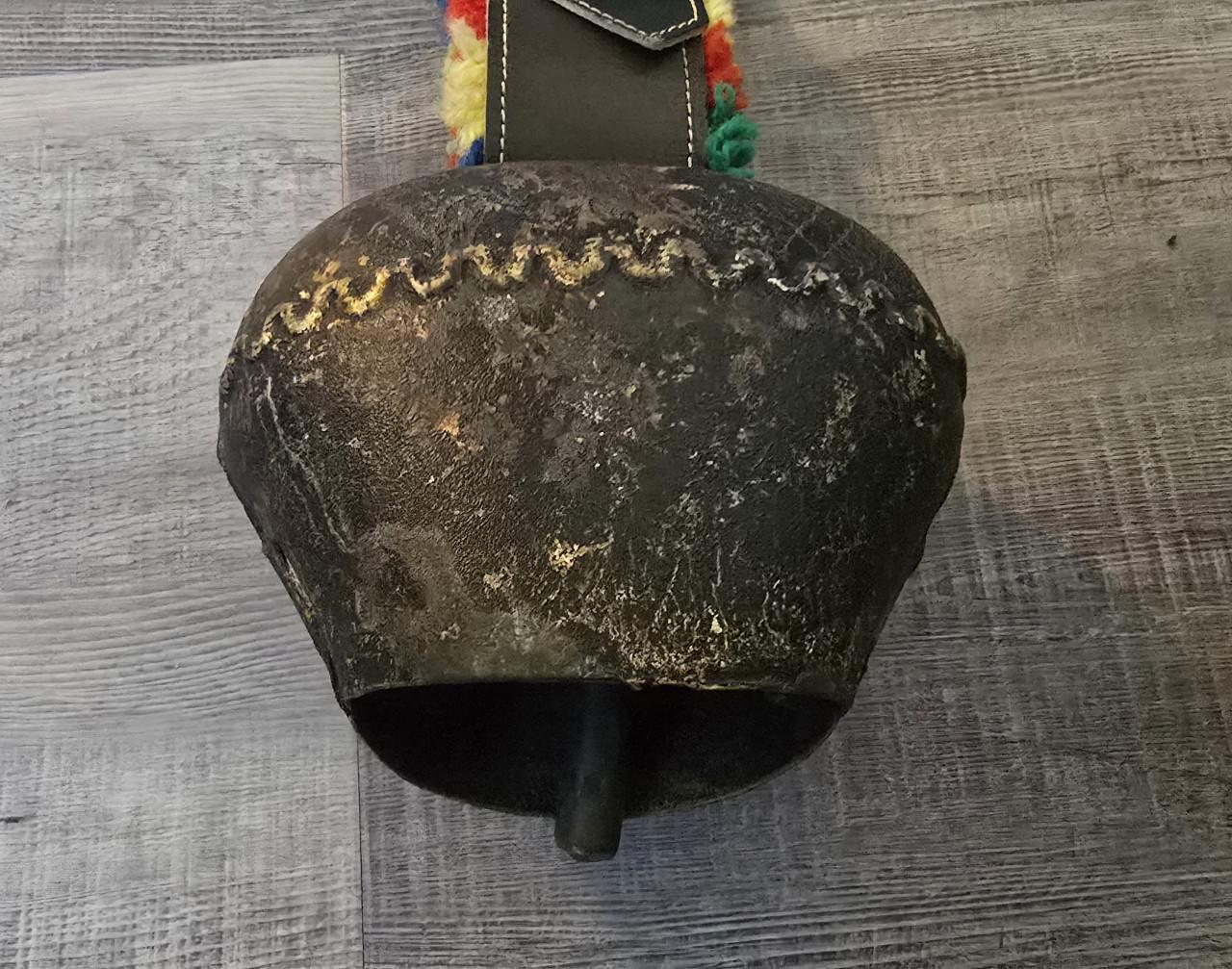 Zwitserse koeienbel met kleurrijke franjes, leren riem