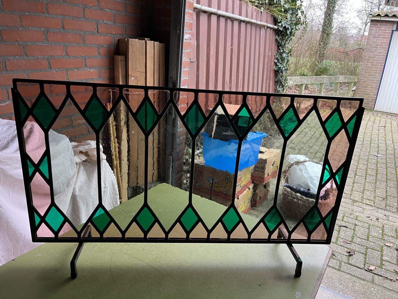 2 Glas in lood voorzetraam in gekleurd glas en metalen frame