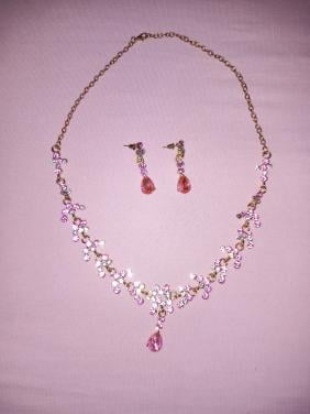 Roze ketting met oorbellen